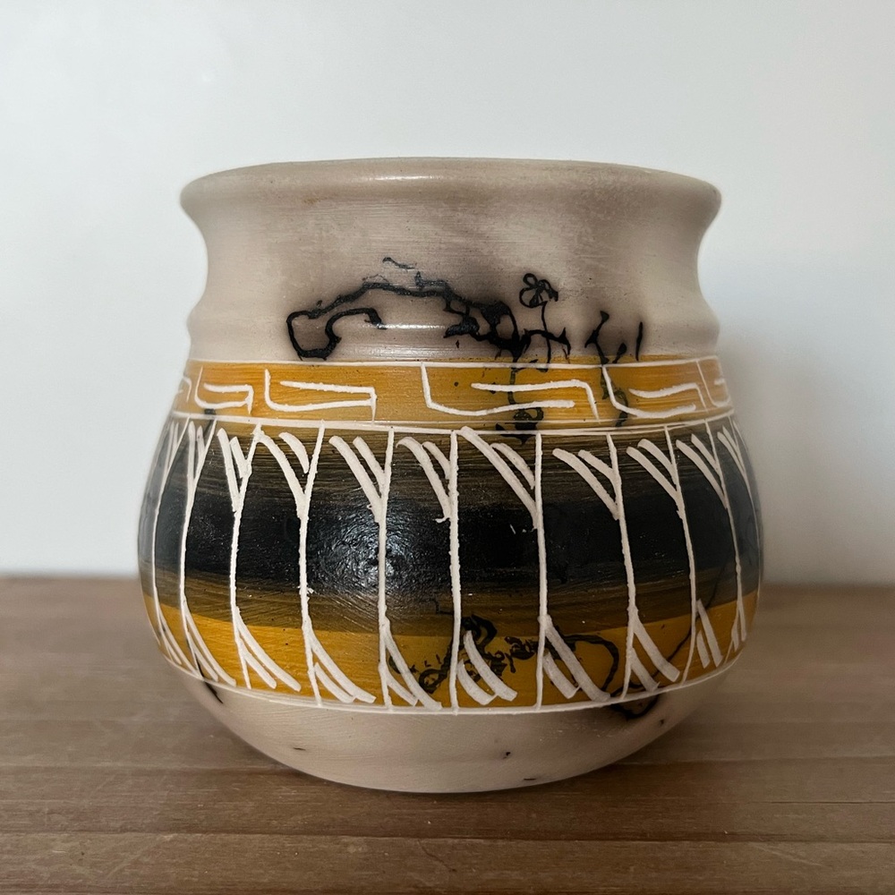 Native American pottery - Picture 3 of 6